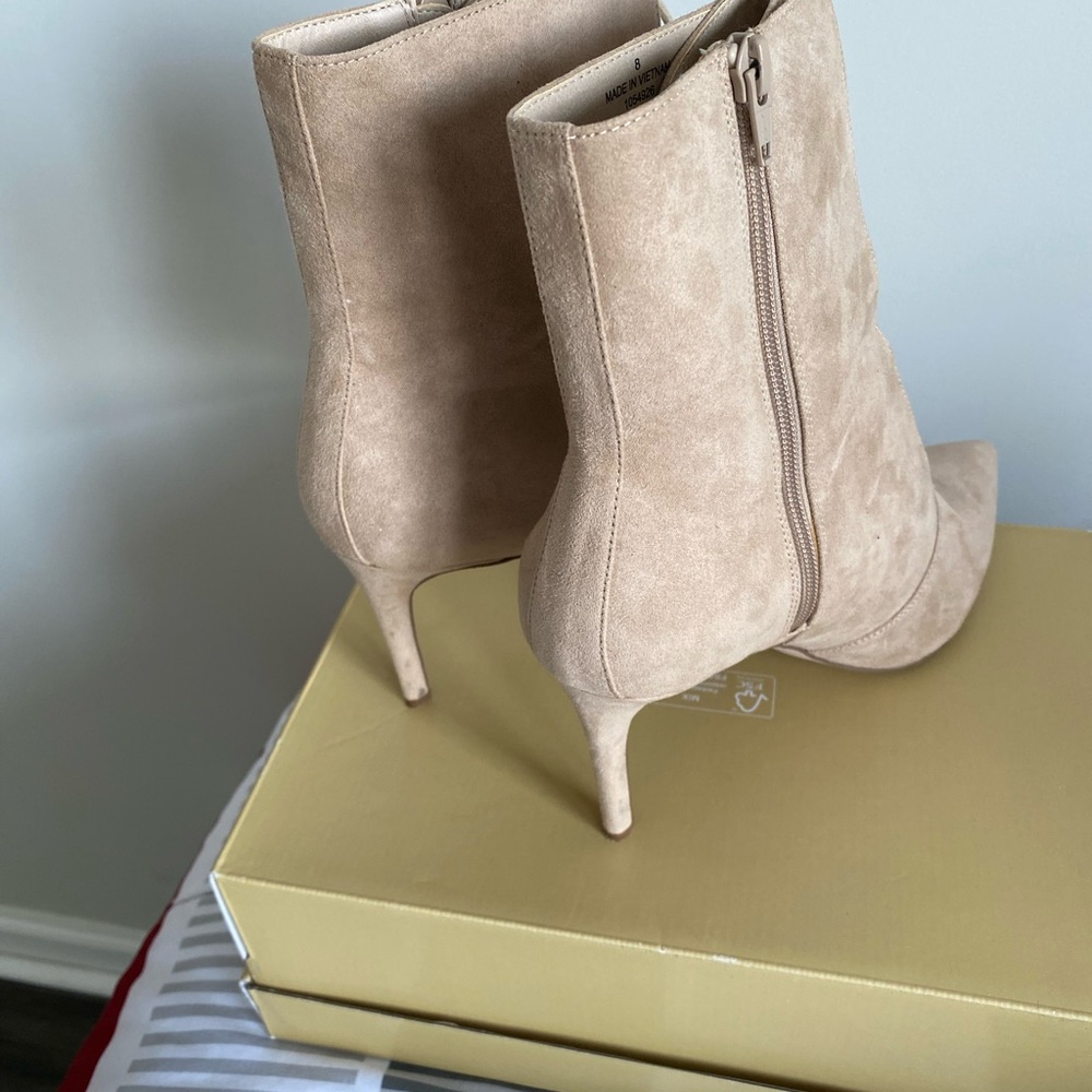 Elegant Tan Lace-Up Ankle Boots - Picture 4 of 7